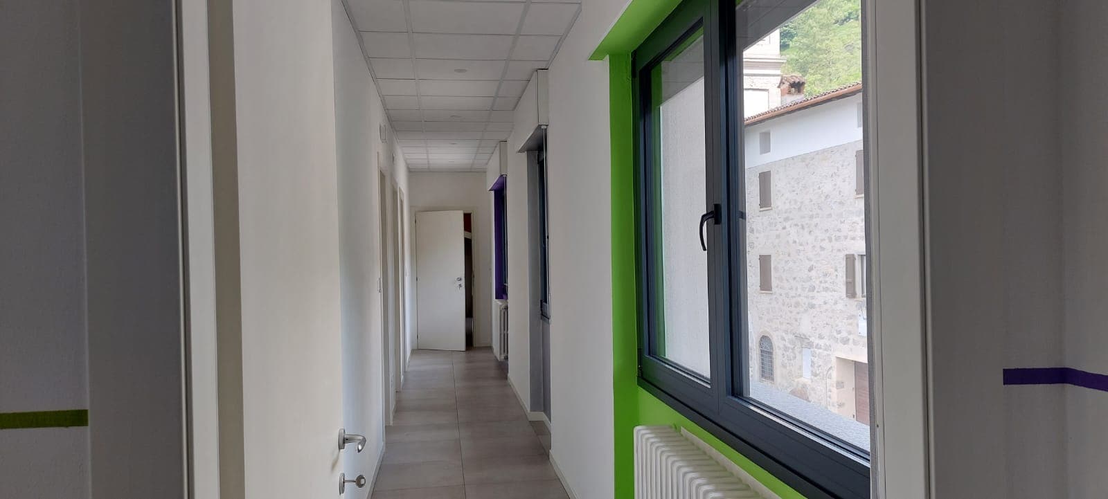Corridoio con vista sul borgo in pietra