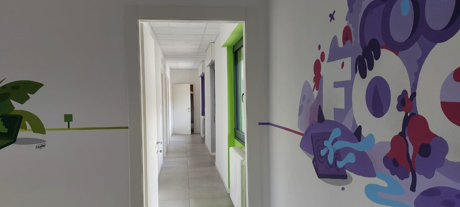 Corridoio interno con murales
