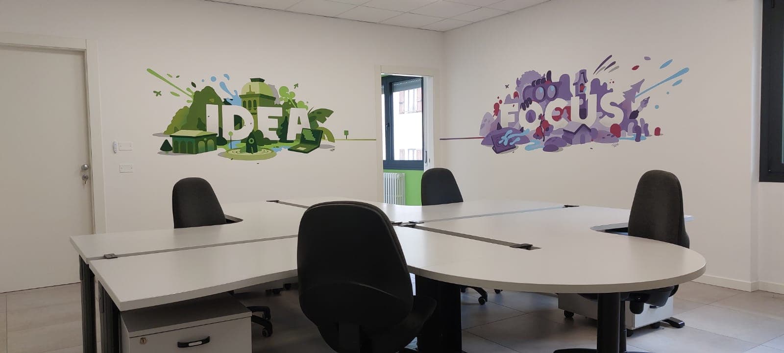 Area coworking con murales IDEA e FOCUS