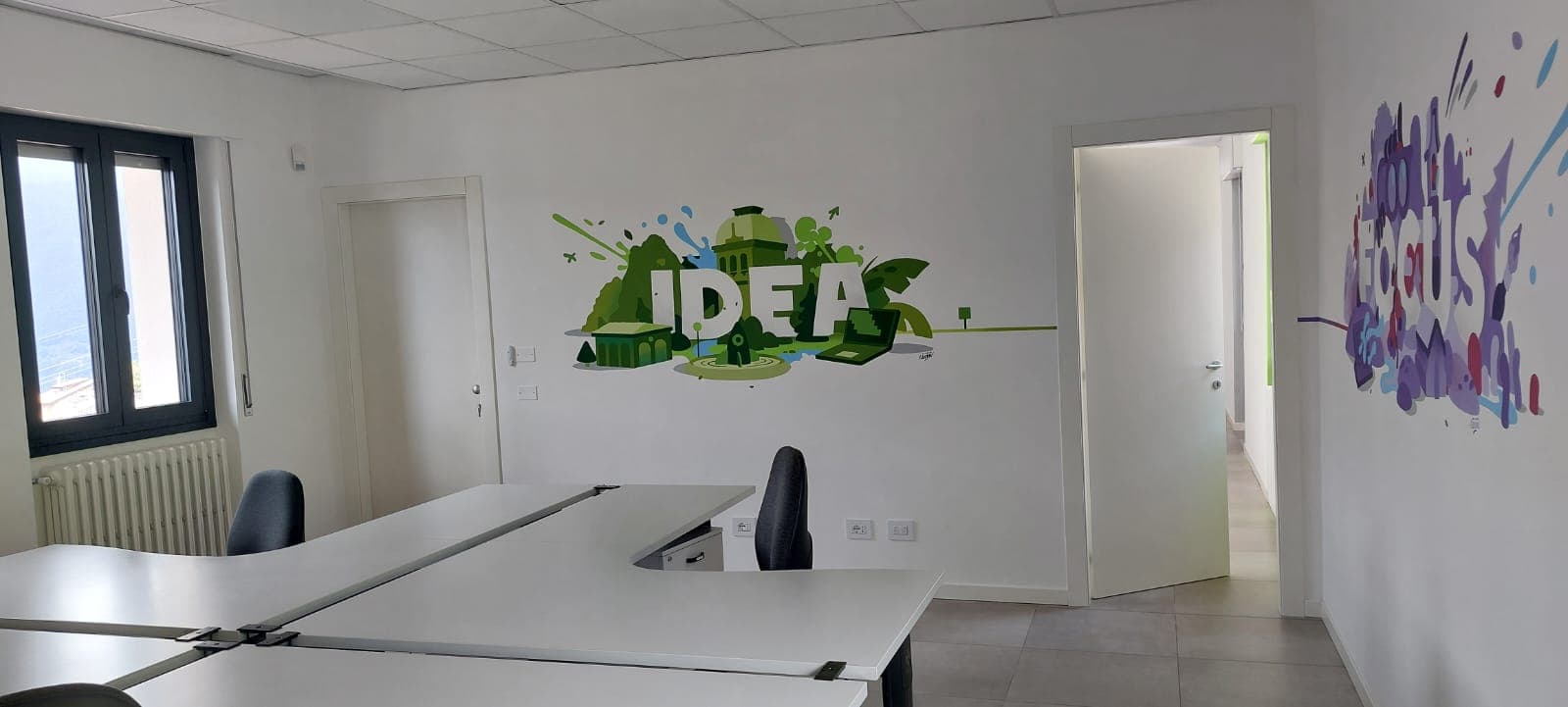 Postazioni coworking con murales