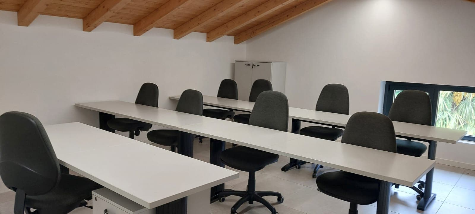 Sala formazione con soffitto in legno